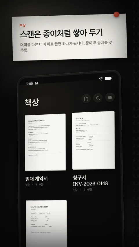 계약서, 청구서, 영수증 세 더미가 놓인 Pila 책상